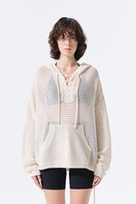 Áo khoác nữ oversized với thiết kế thoáng khí, tay dài và cổ áo mũ trùm, phù hợp cho thời tiết ấm.