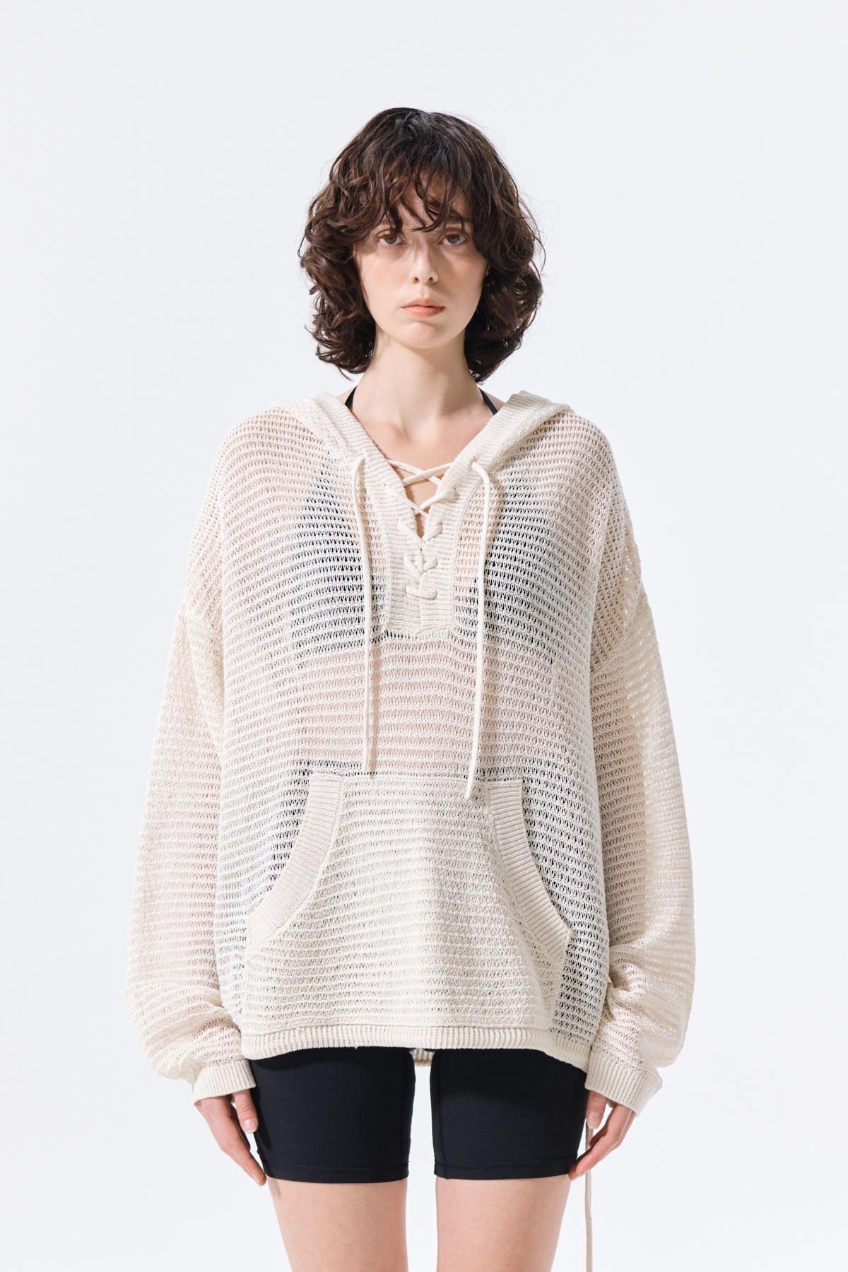 Áo khoác nữ oversized với thiết kế thoáng khí, tay dài và cổ áo mũ trùm, phù hợp cho thời tiết ấm.