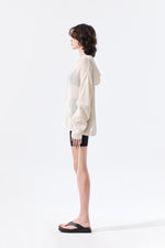 Áo khoác nữ oversized với thiết kế thoáng khí, tay dài và cổ áo mũ trùm, phù hợp cho thời tiết ấm.