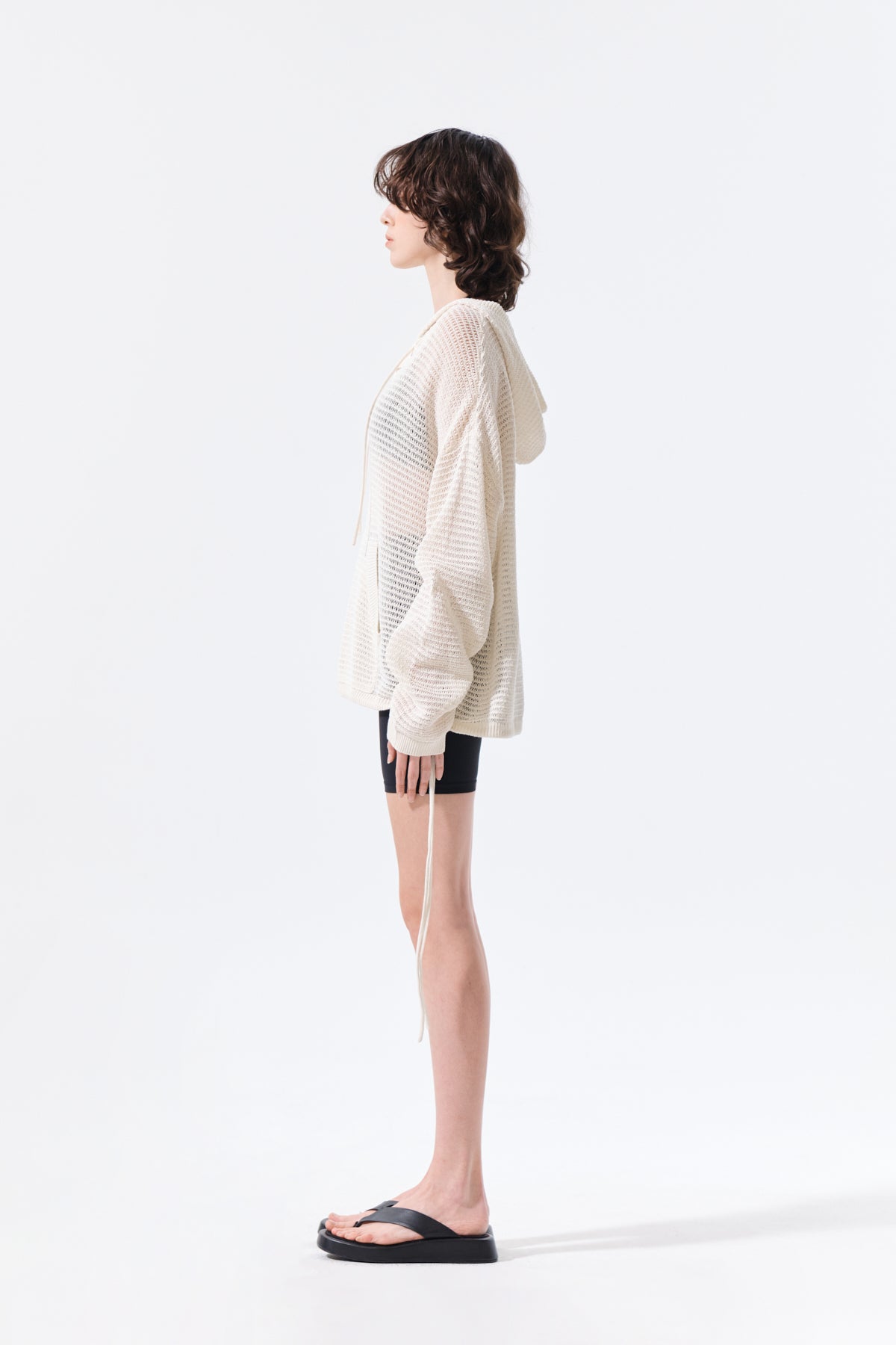 Áo khoác nữ oversized với thiết kế thoáng khí, tay dài và cổ áo mũ trùm, phù hợp cho thời tiết ấm.