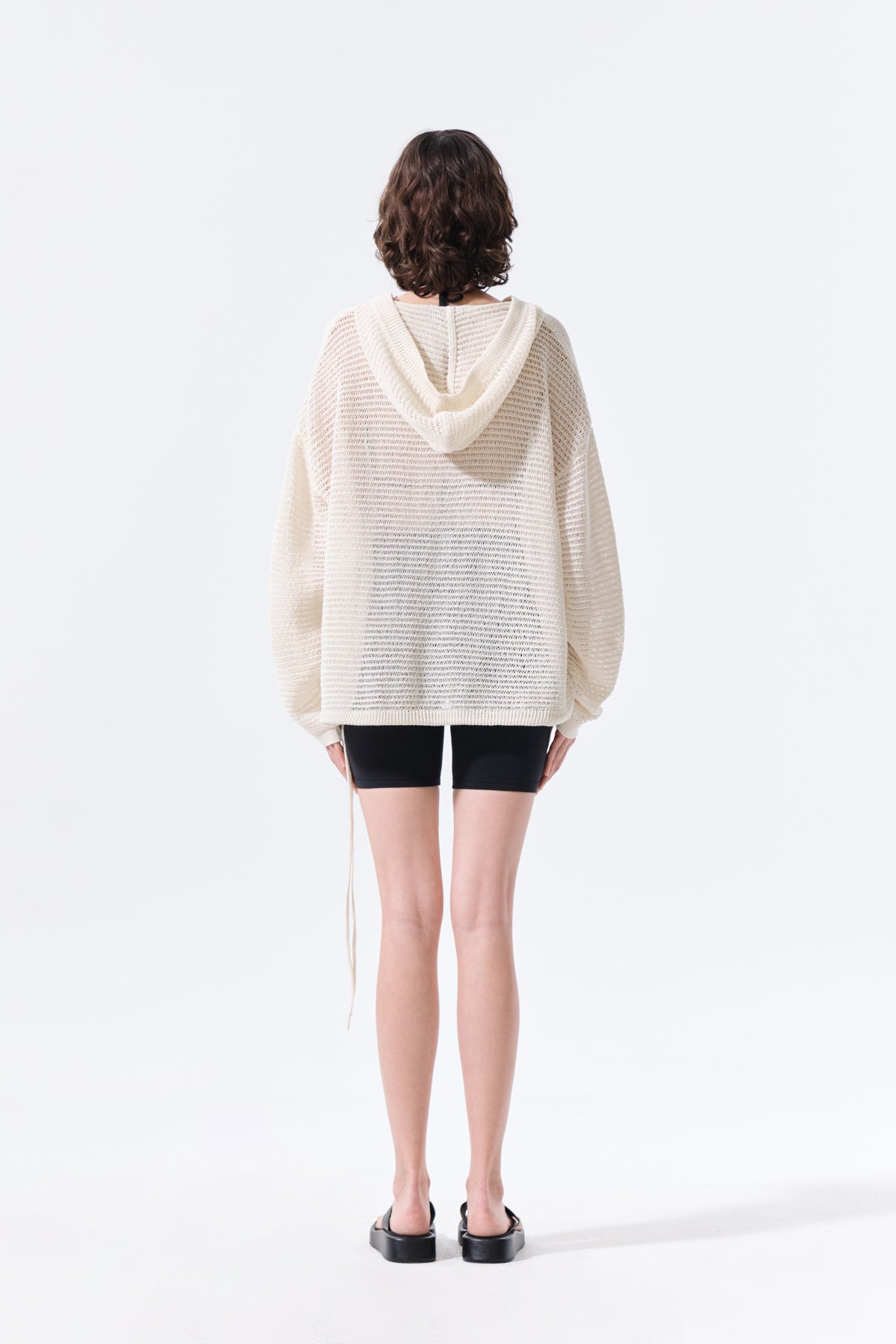 Áo khoác nữ oversized với thiết kế thoáng khí, tay dài và cổ áo mũ trùm, phù hợp cho thời tiết ấm.