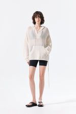 Áo khoác nữ oversized với thiết kế thoáng khí, tay dài và cổ áo mũ trùm, phù hợp cho thời tiết ấm.
