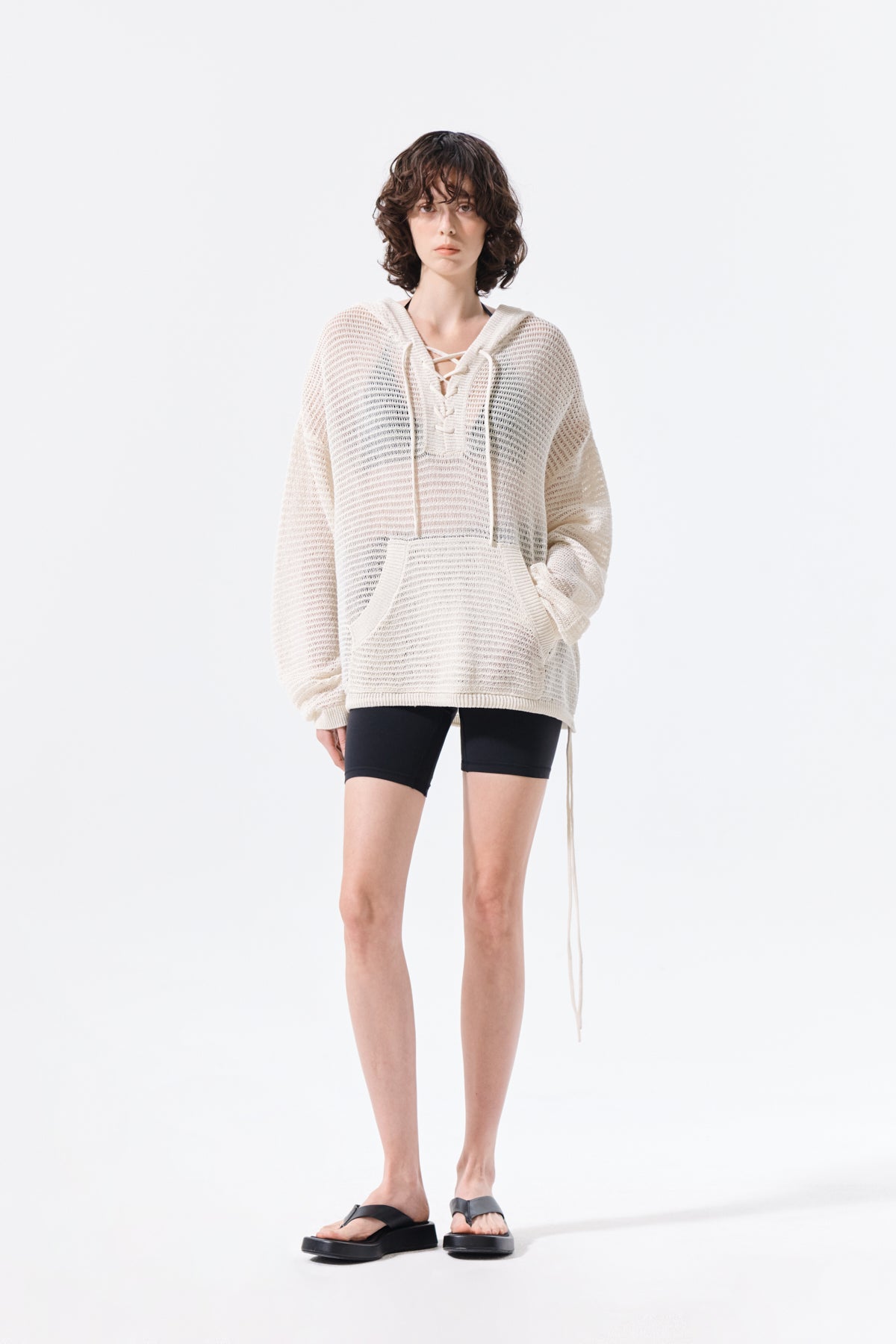 Áo khoác nữ oversized với thiết kế thoáng khí, tay dài và cổ áo mũ trùm, phù hợp cho thời tiết ấm.