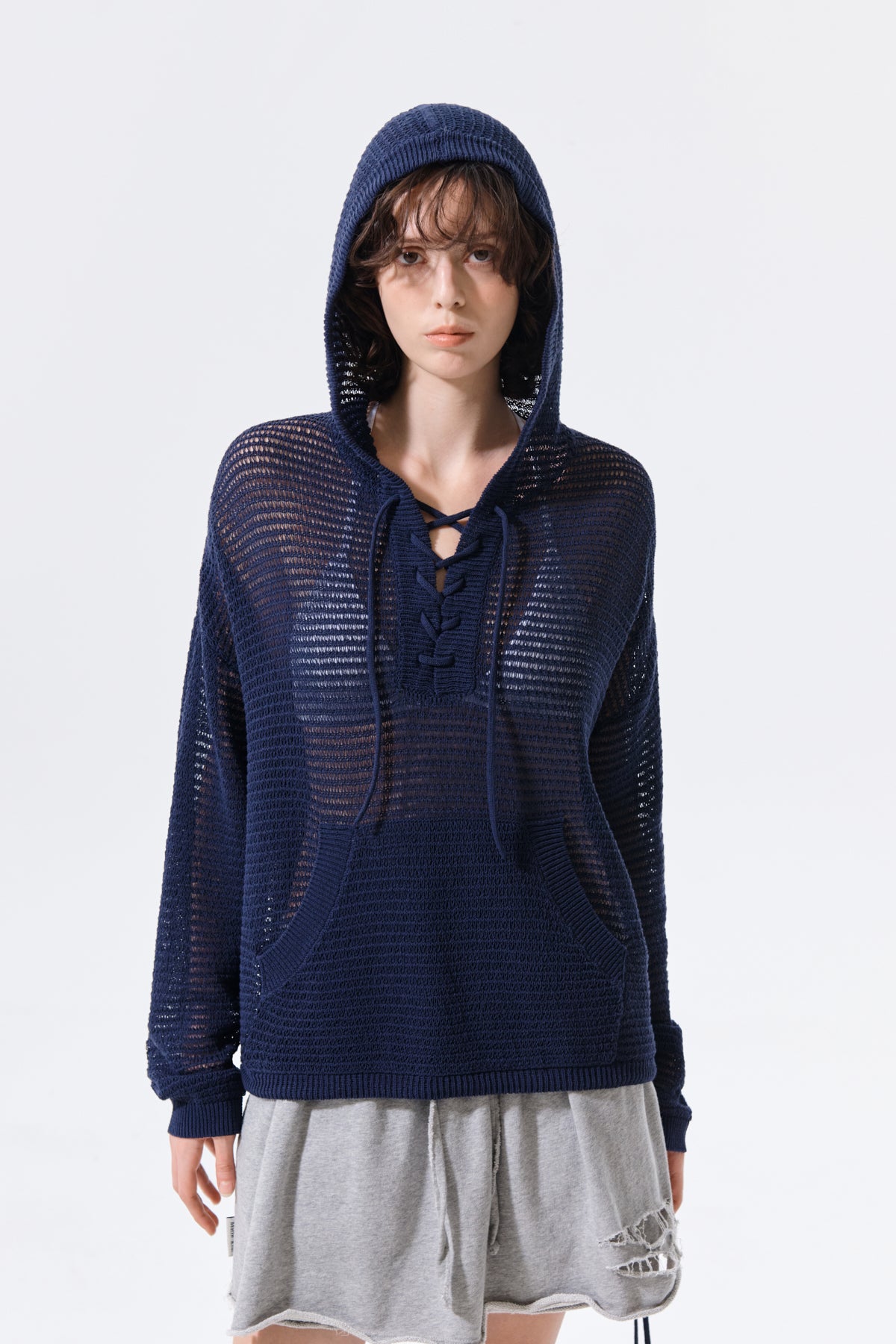 Áo khoác nữ oversized với mũ trùm và túi kangaroo, thiết kế hiện đại và thoáng khí.