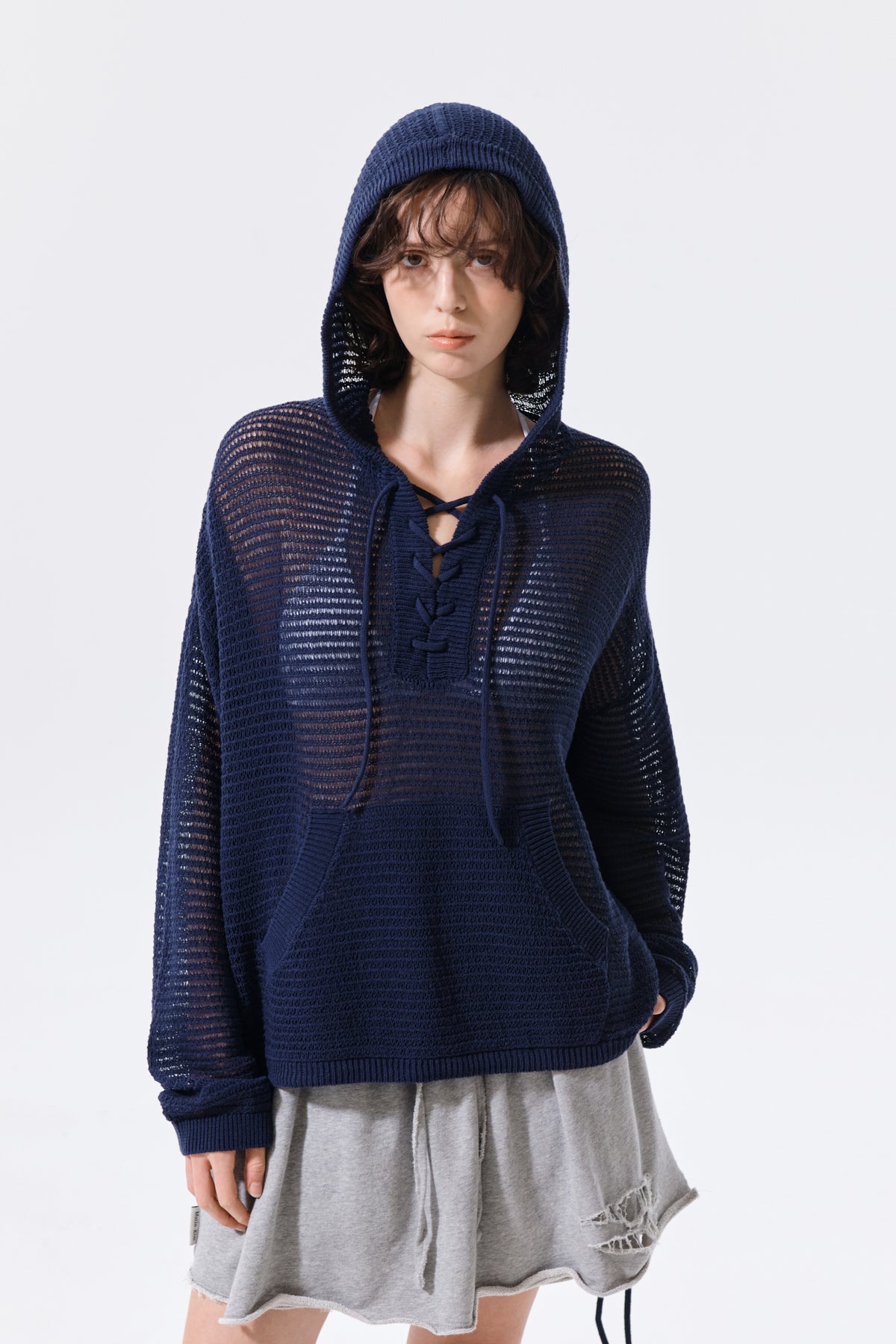 Áo khoác nữ oversized với mũ trùm và túi kangaroo, thiết kế hiện đại và thoáng khí.