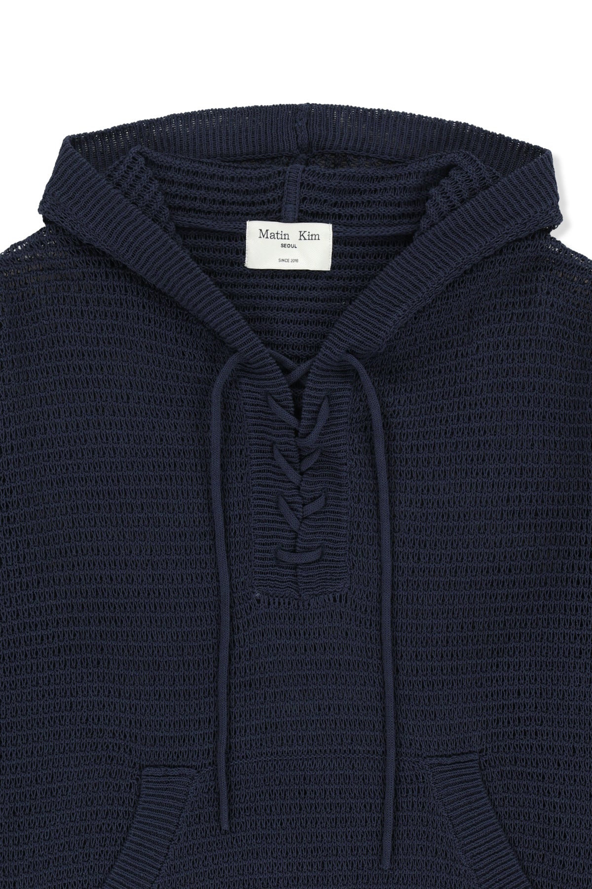 Áo khoác nữ oversized với mũ trùm và túi kangaroo, thiết kế hiện đại và thoáng khí.