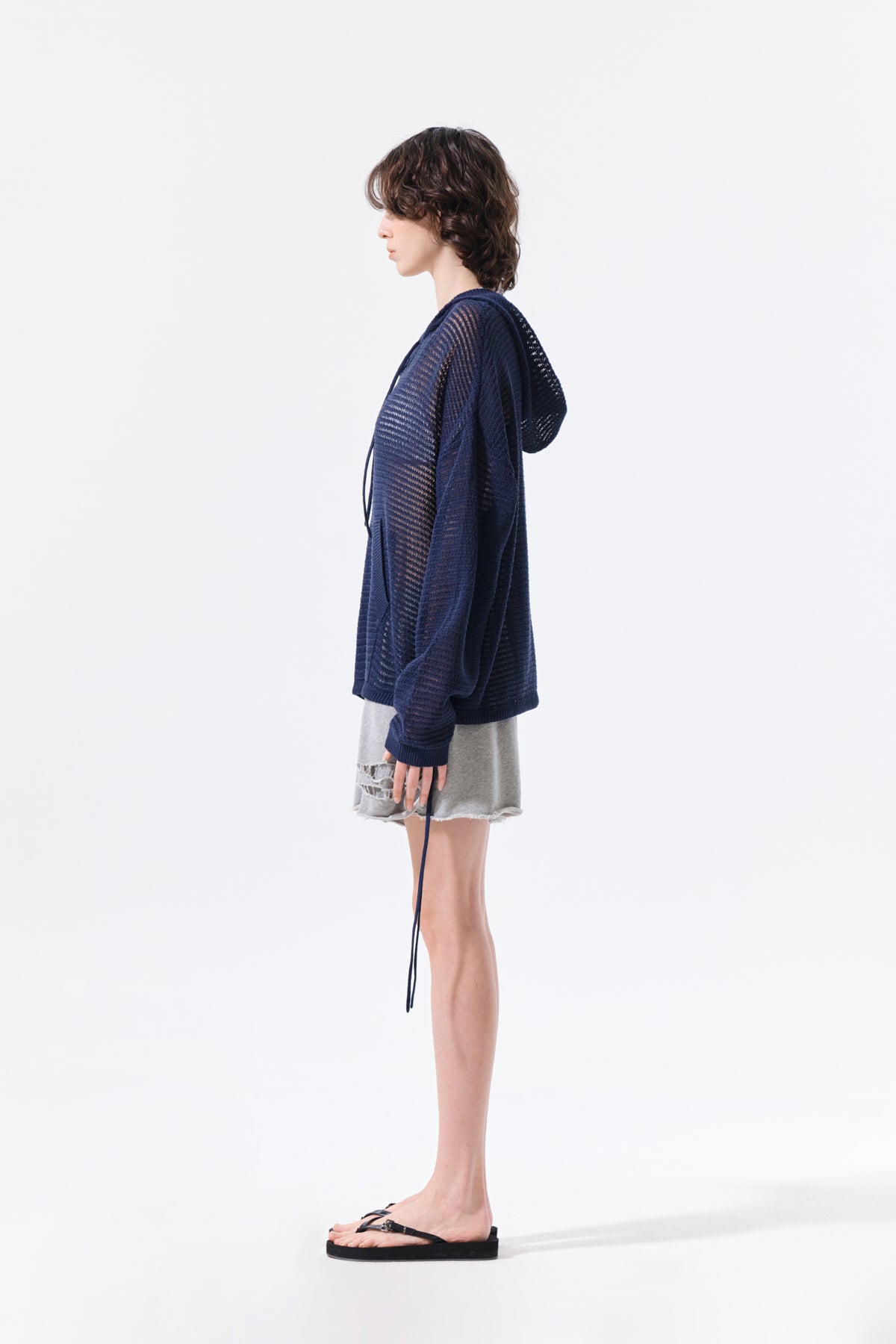 Áo khoác nữ oversized với mũ trùm và túi kangaroo, thiết kế hiện đại và thoáng khí.