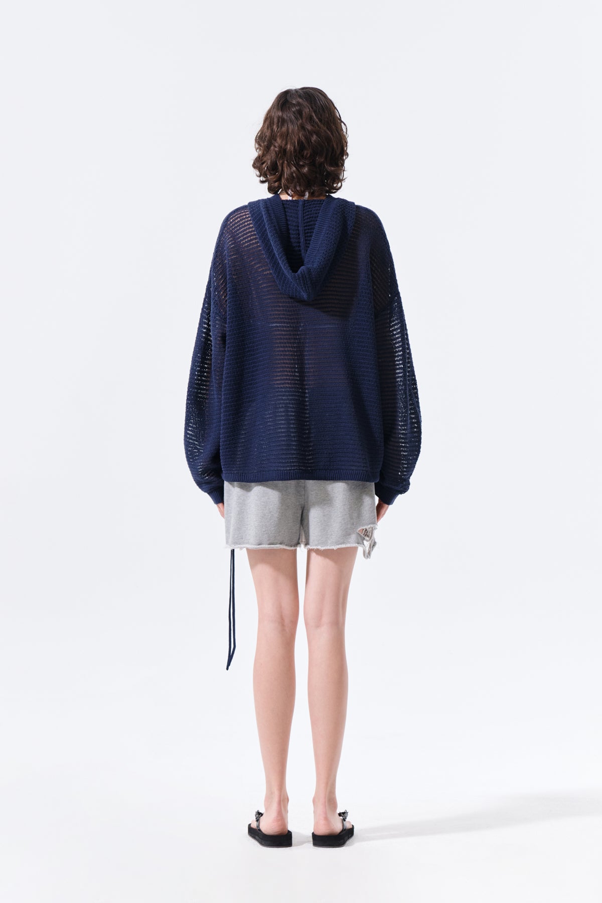 Áo khoác nữ oversized với mũ trùm và túi kangaroo, thiết kế hiện đại và thoáng khí.