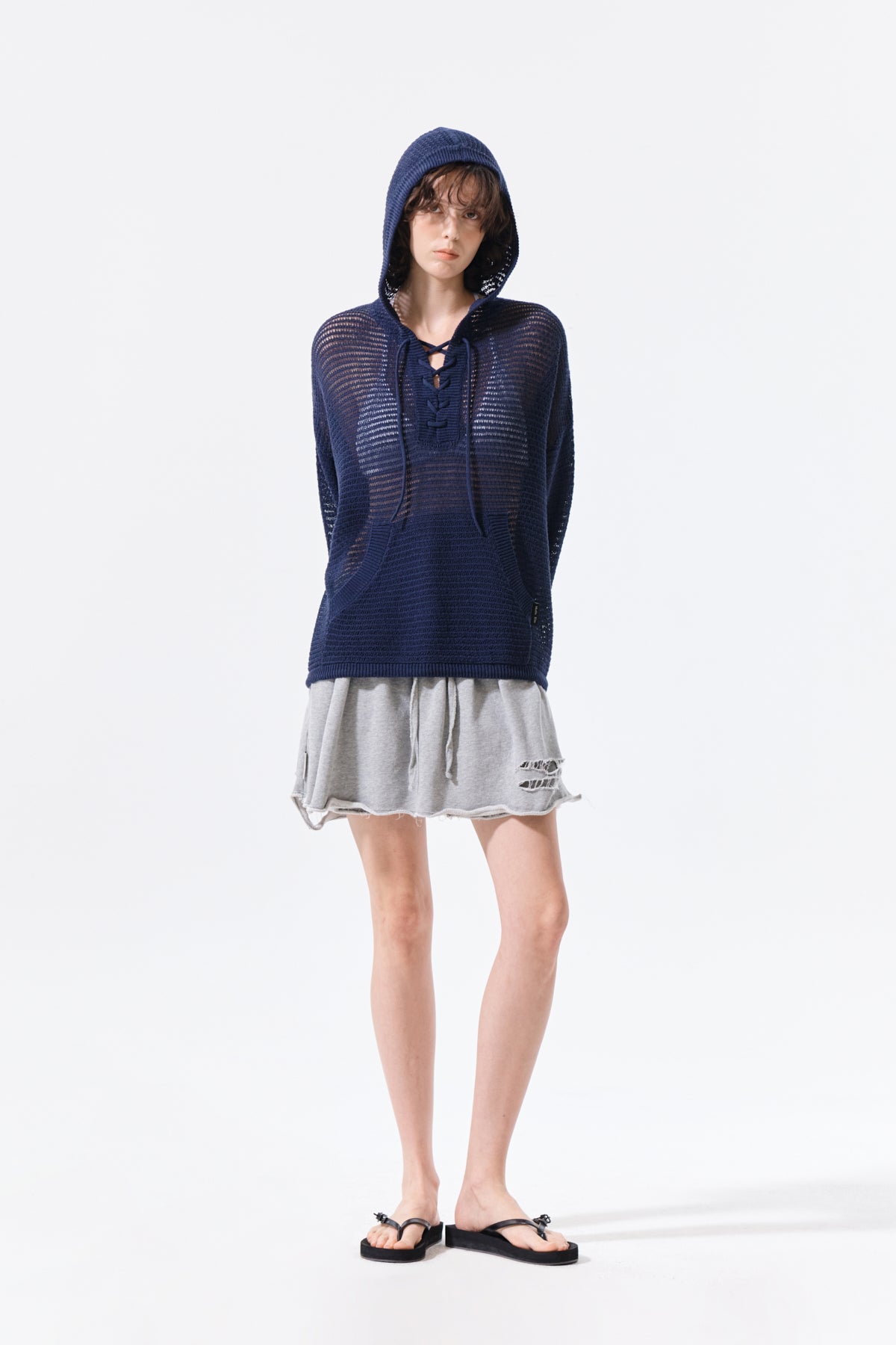 Áo khoác nữ oversized với mũ trùm và túi kangaroo, thiết kế hiện đại và thoáng khí.