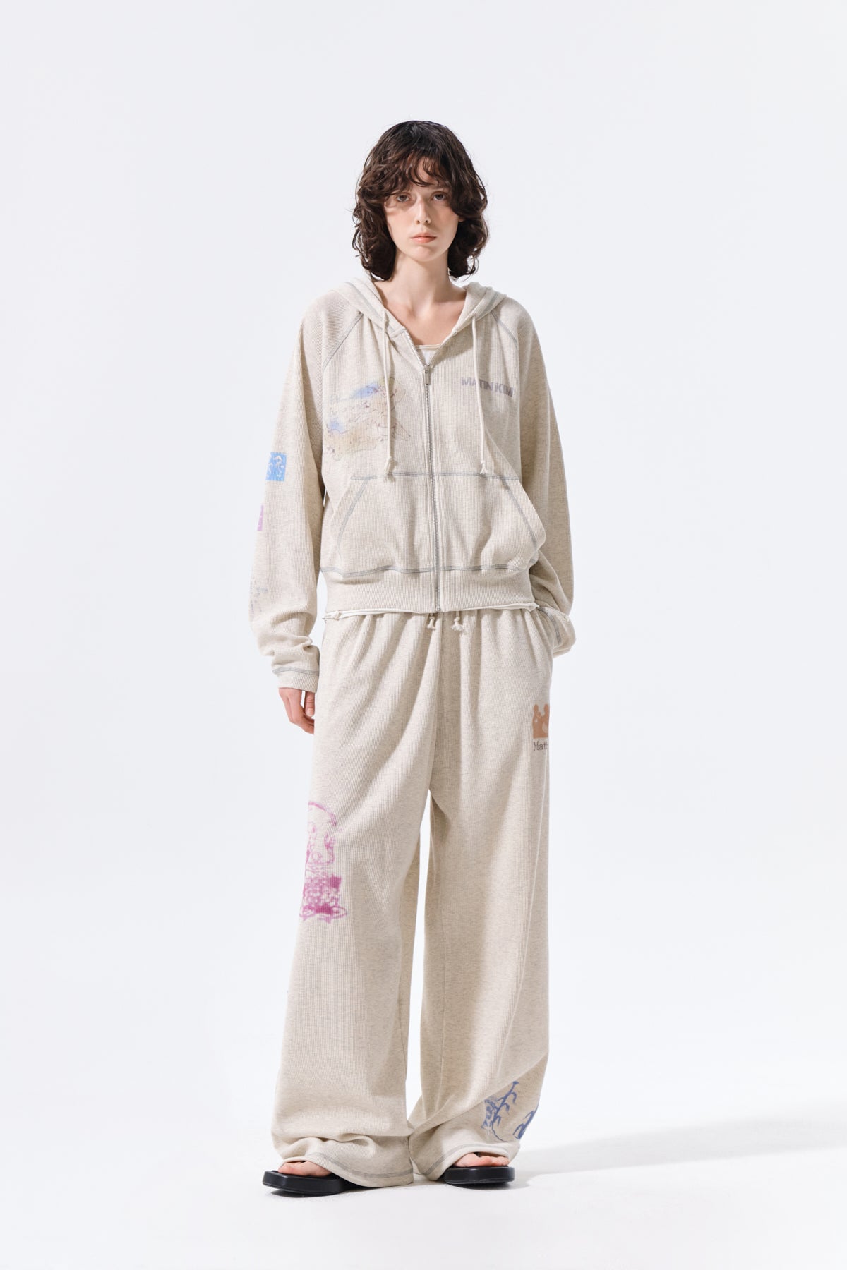 Quần baggy nữ với họa tiết in độc đáo, chất liệu cotton thoáng khí.