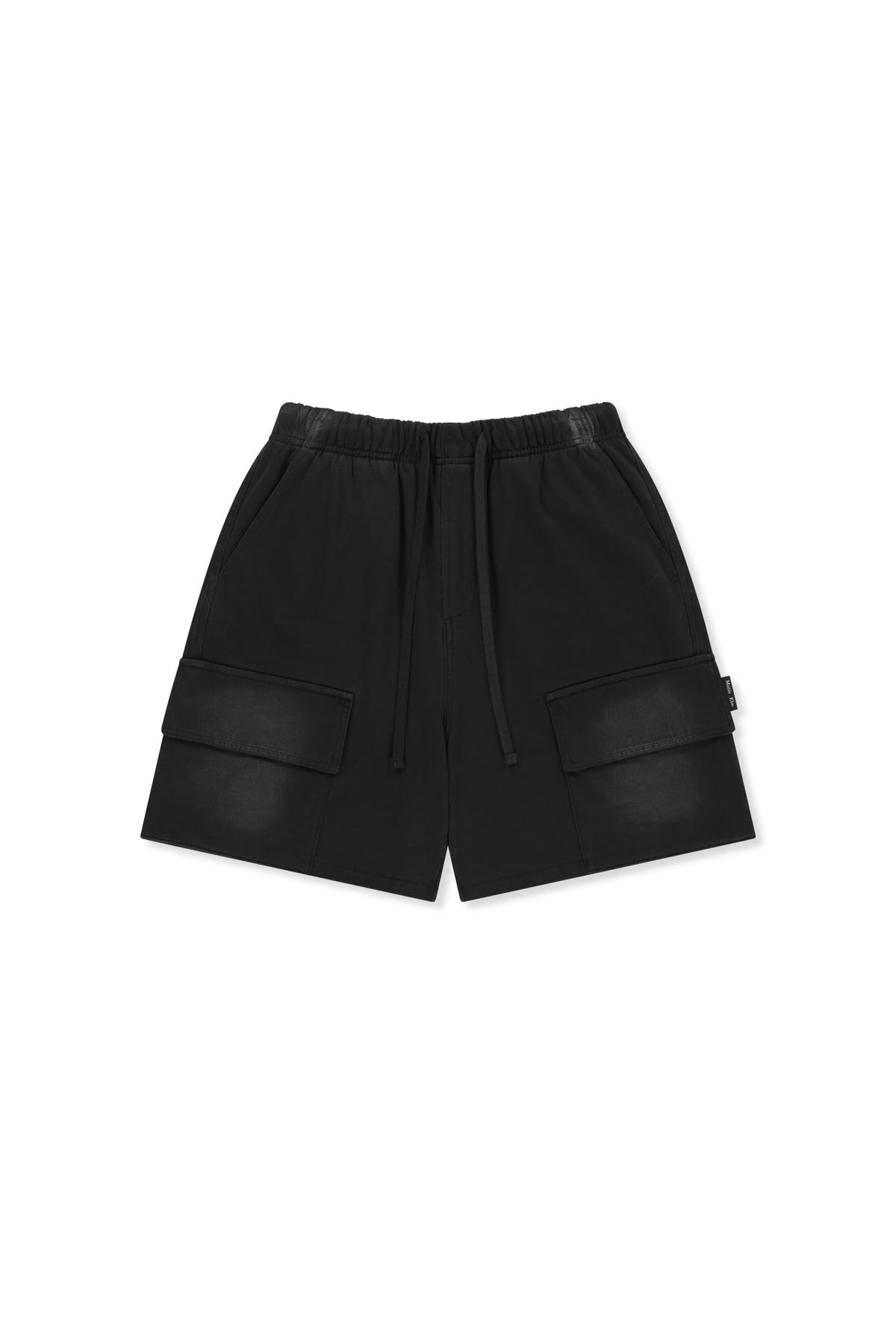 Quần short cargo unisex với thiết kế 4 túi và cạp chun, màu đen thời trang.