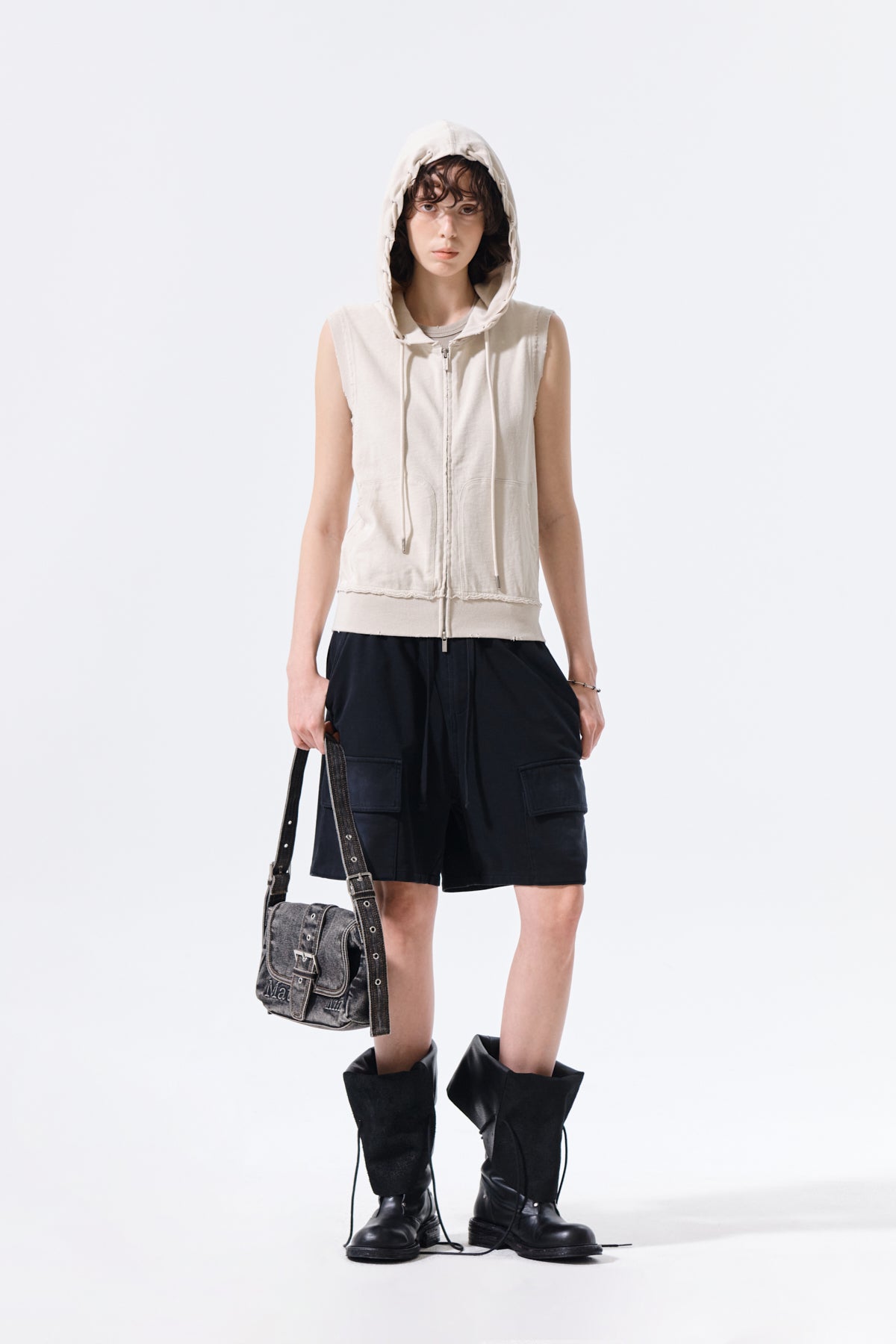 Quần short cargo unisex với thiết kế 4 túi và cạp chun, màu đen thời trang.