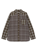 Áo sơ mi unisex với họa tiết caro, cổ sơ mi và tay cài nút, kiểu dáng oversize.