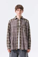 Áo sơ mi unisex với họa tiết caro, cổ sơ mi và tay cài nút, kiểu dáng oversize.
