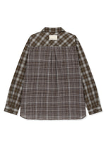 Áo sơ mi unisex với họa tiết caro, cổ sơ mi và tay cài nút, kiểu dáng oversize.