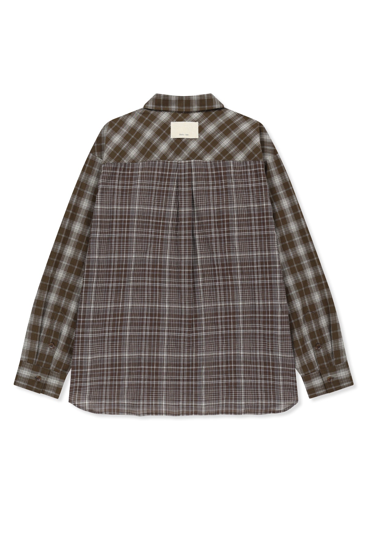 Áo sơ mi unisex với họa tiết caro, cổ sơ mi và tay cài nút, kiểu dáng oversize.