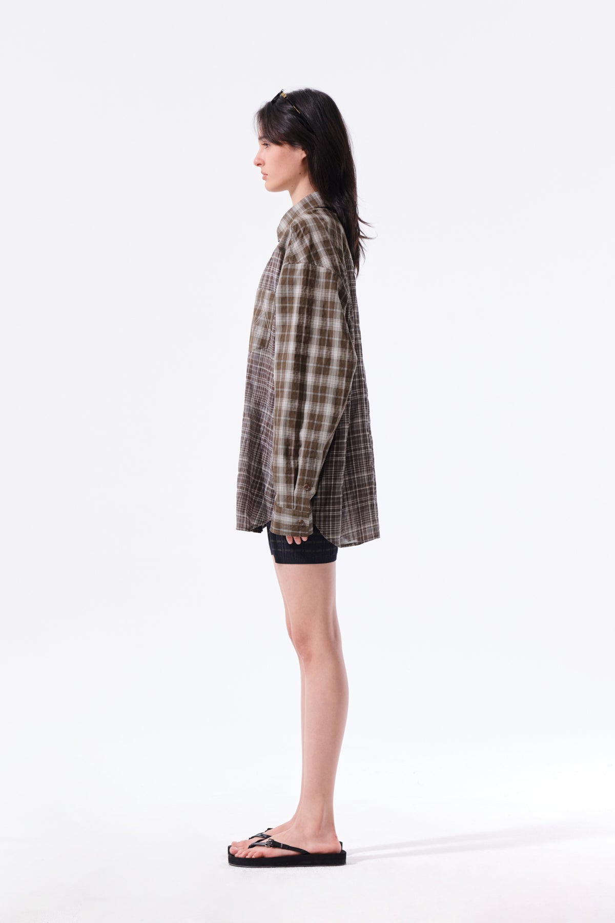 Áo sơ mi unisex với họa tiết caro, cổ sơ mi và tay cài nút, kiểu dáng oversize.
