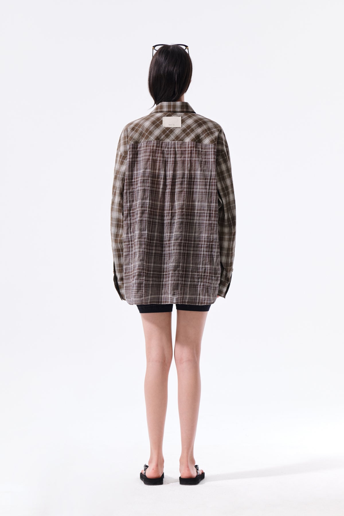 Áo sơ mi unisex với họa tiết caro, cổ sơ mi và tay cài nút, kiểu dáng oversize.