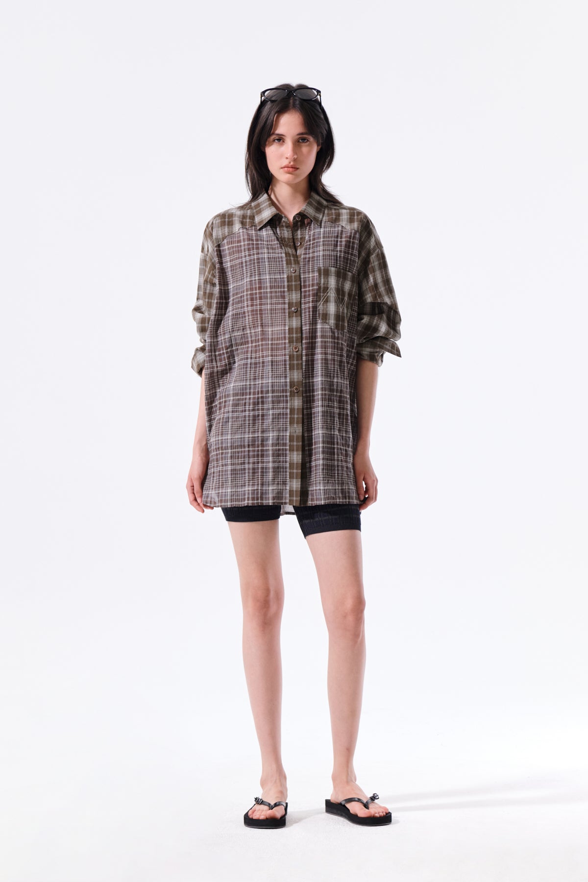Áo sơ mi unisex với họa tiết caro, cổ sơ mi và tay cài nút, kiểu dáng oversize.