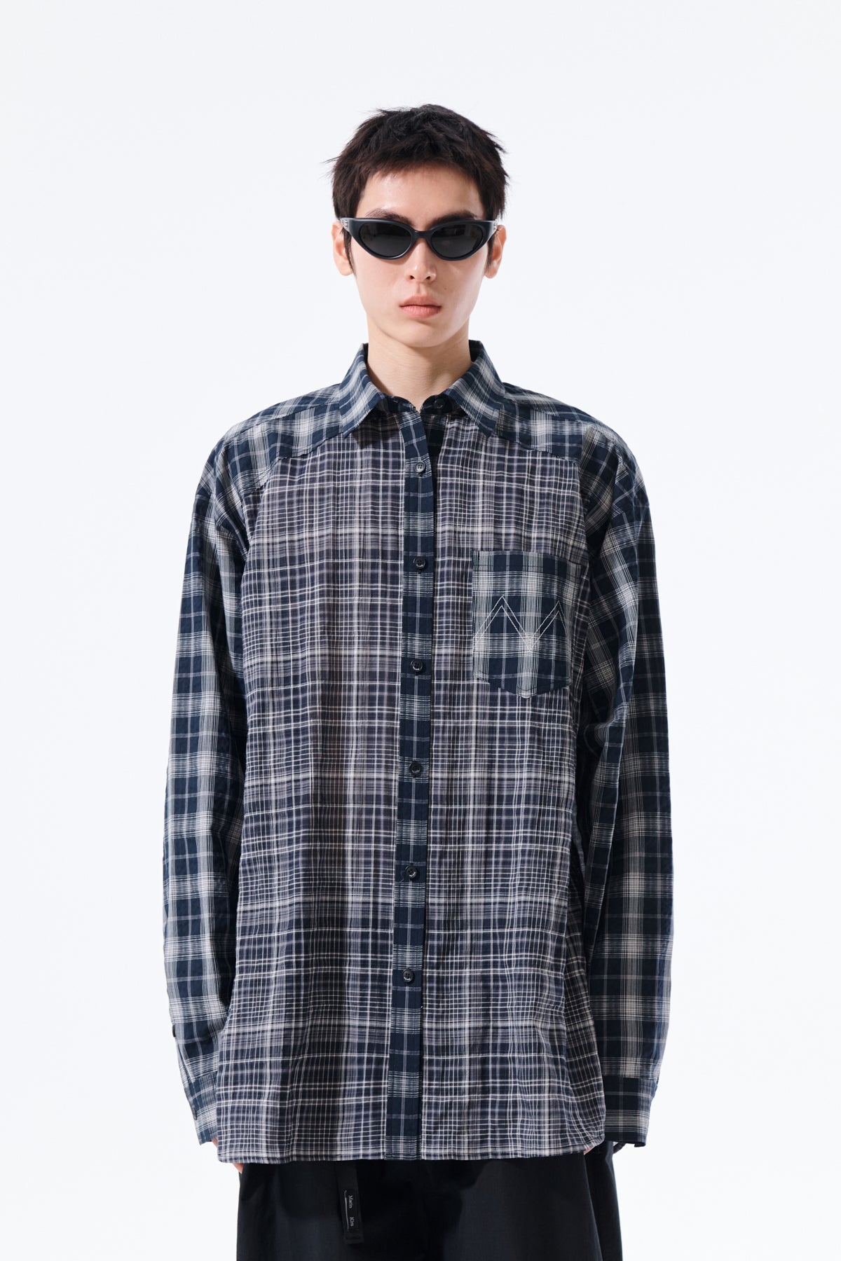 Áo sơ mi unisex với họa tiết caro và thiết kế hiện đại, phù hợp cho nhiều dịp.