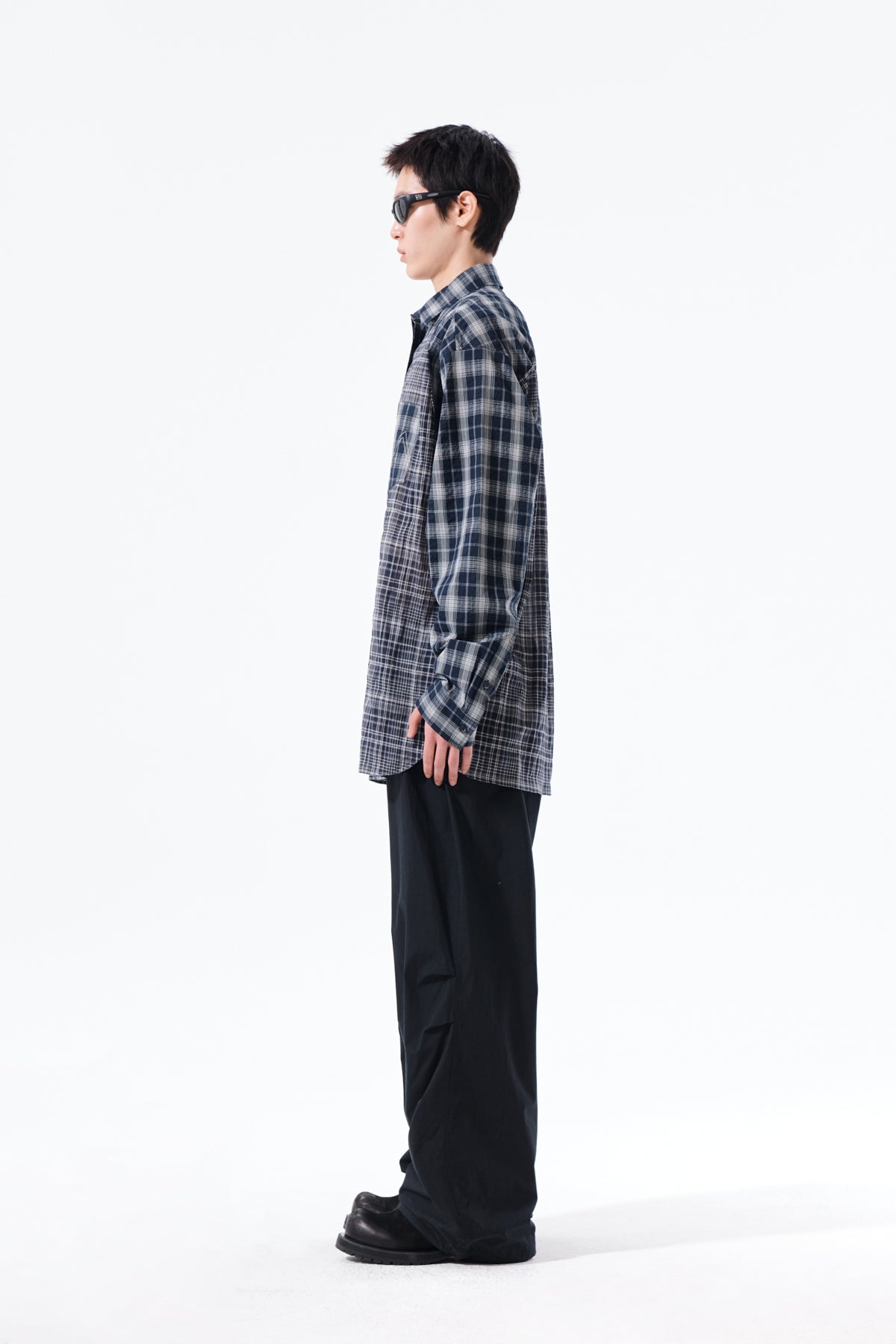 Áo sơ mi unisex với họa tiết caro và thiết kế hiện đại, phù hợp cho nhiều dịp.