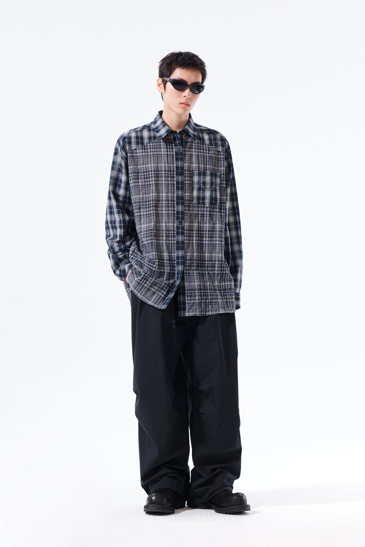 Áo sơ mi unisex với họa tiết caro và thiết kế hiện đại, phù hợp cho nhiều dịp.
