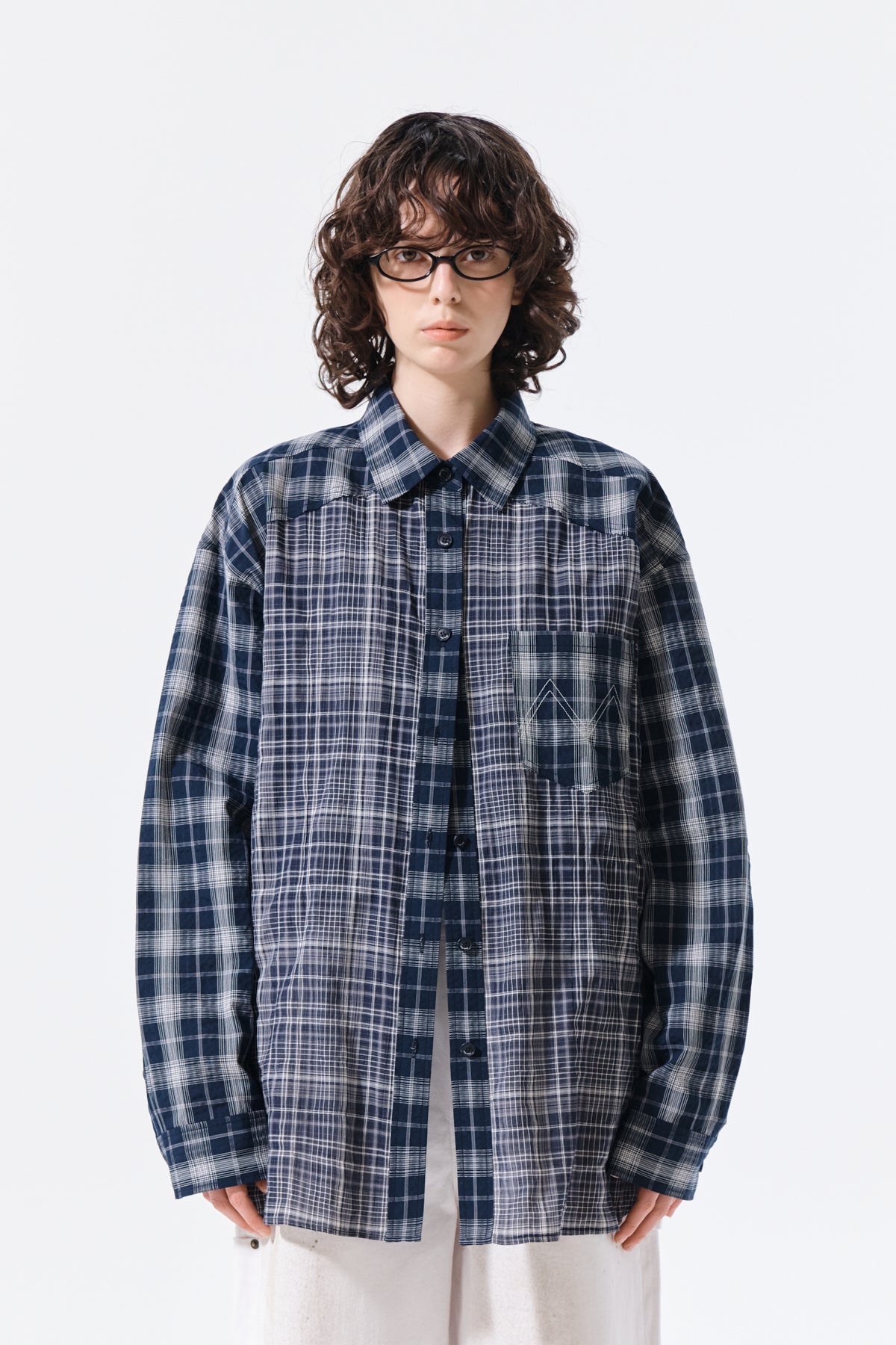 Áo sơ mi unisex với họa tiết caro và thiết kế hiện đại, phù hợp cho nhiều dịp.