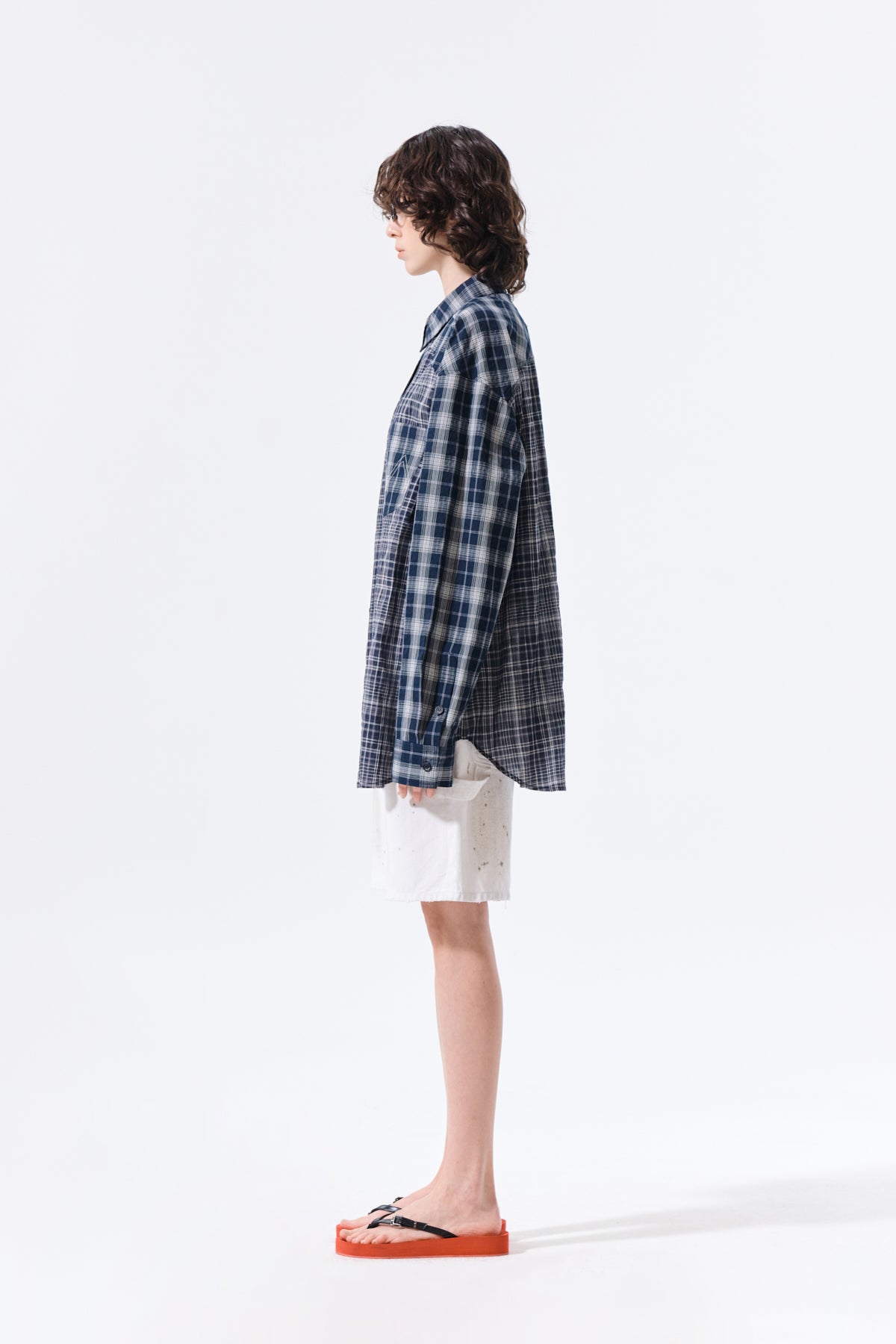 Áo sơ mi unisex với họa tiết caro và thiết kế hiện đại, phù hợp cho nhiều dịp.