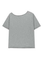 Áo oversize nữ với họa tiết in graphic và thiết kế bất đối xứng.