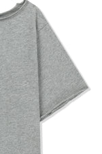 Áo oversize nữ với họa tiết in graphic và thiết kế bất đối xứng.