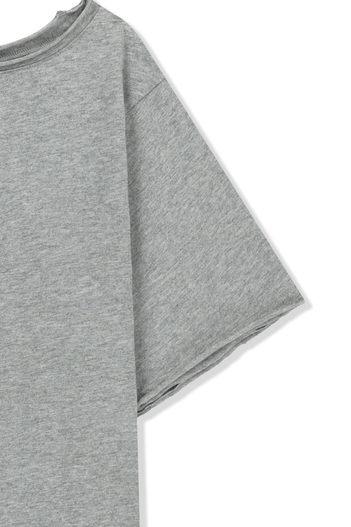 Áo oversize nữ với họa tiết in graphic và thiết kế bất đối xứng.