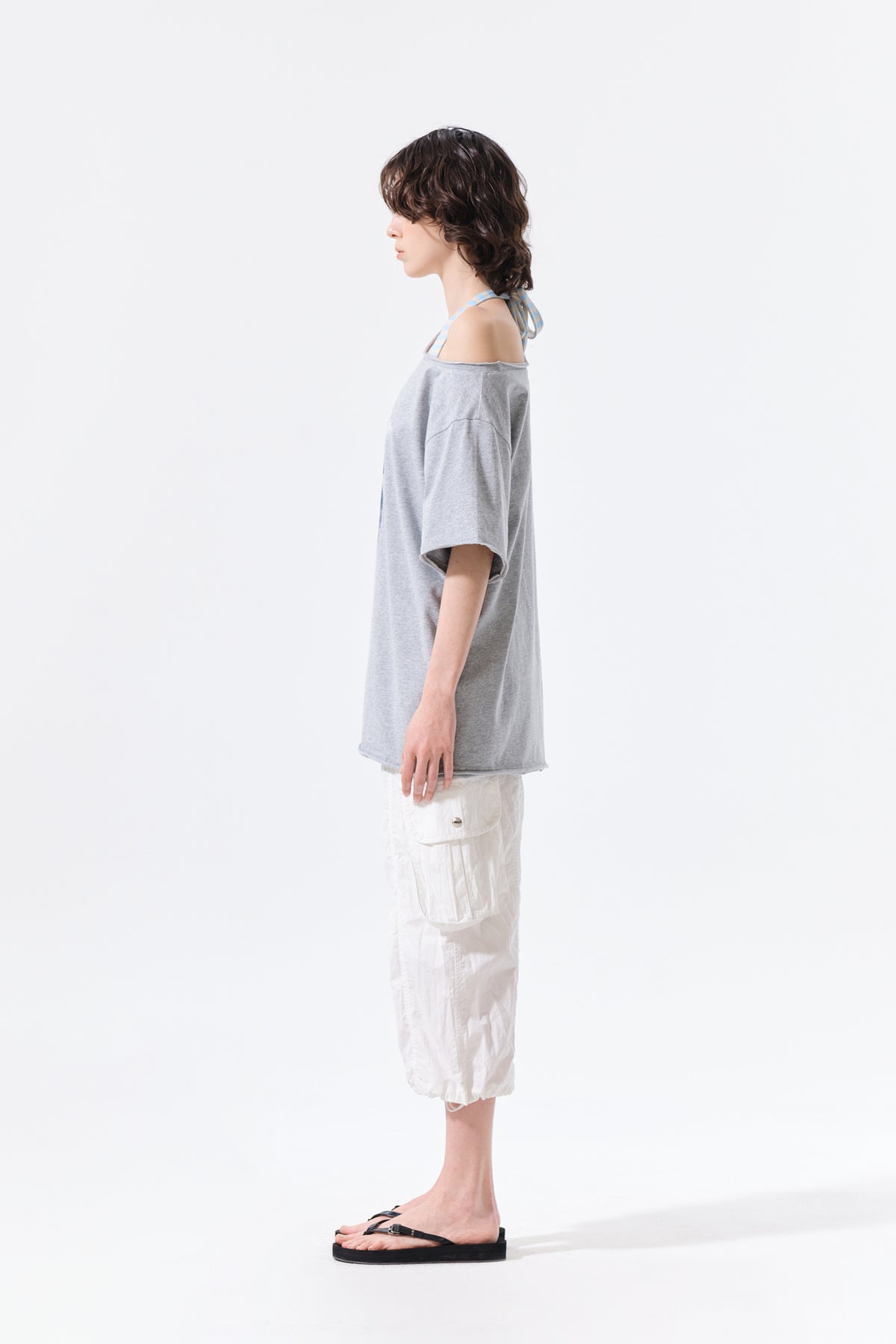 Áo oversize nữ với họa tiết in graphic và thiết kế bất đối xứng.