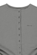 Áo blouse nữ với chi tiết nhún rút và cổ chữ V, thiết kế tay ráp, phù hợp với phong cách hiện đại.