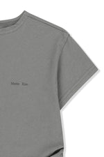 Áo blouse nữ với chi tiết nhún rút và cổ chữ V, thiết kế tay ráp, phù hợp với phong cách hiện đại.