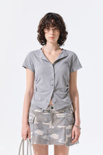 Áo blouse nữ với chi tiết nhún rút và cổ chữ V, thiết kế tay ráp, phù hợp với phong cách hiện đại.