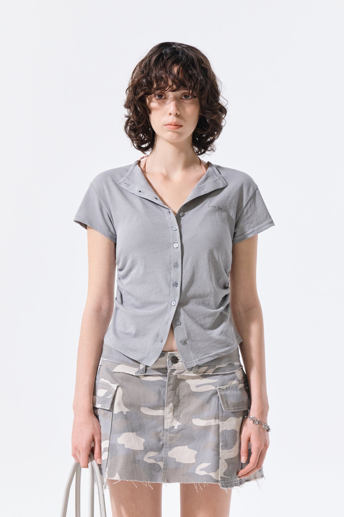 Áo blouse nữ với chi tiết nhún rút và cổ chữ V, thiết kế tay ráp, phù hợp với phong cách hiện đại.