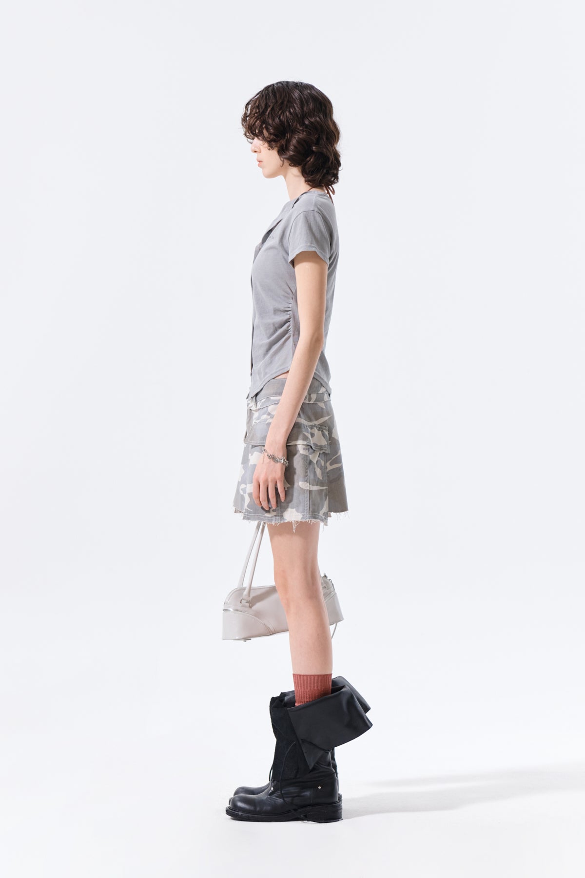 Áo blouse nữ với chi tiết nhún rút và cổ chữ V, thiết kế tay ráp, phù hợp với phong cách hiện đại.