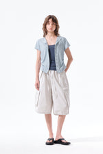 Áo blouse nữ cổ bẻ, tay ngắn, có nút, chi tiết nhún rút, màu xanh nhạt.
