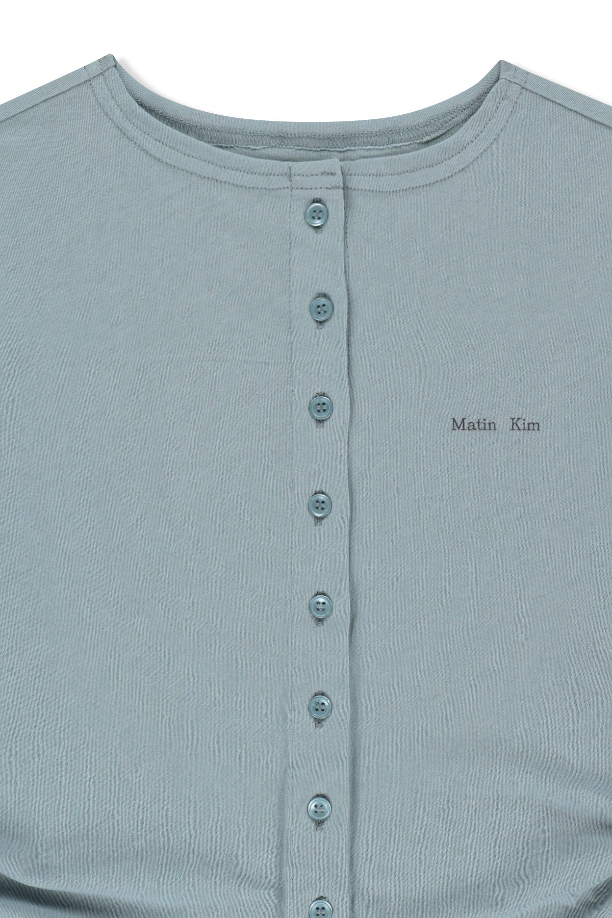 Áo blouse nữ cổ bẻ, tay ngắn, có nút, chi tiết nhún rút, màu xanh nhạt.