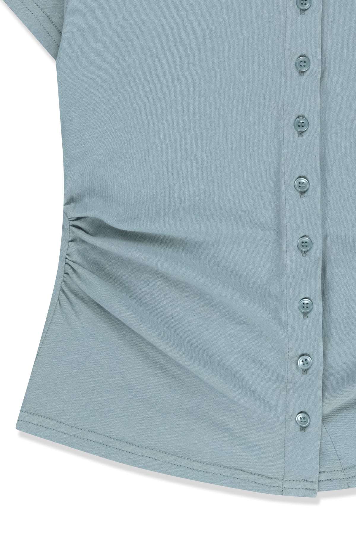 Áo blouse nữ cổ bẻ, tay ngắn, có nút, chi tiết nhún rút, màu xanh nhạt.