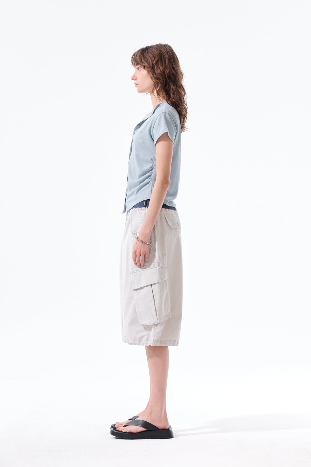 Áo blouse nữ cổ bẻ, tay ngắn, có nút, chi tiết nhún rút, màu xanh nhạt.