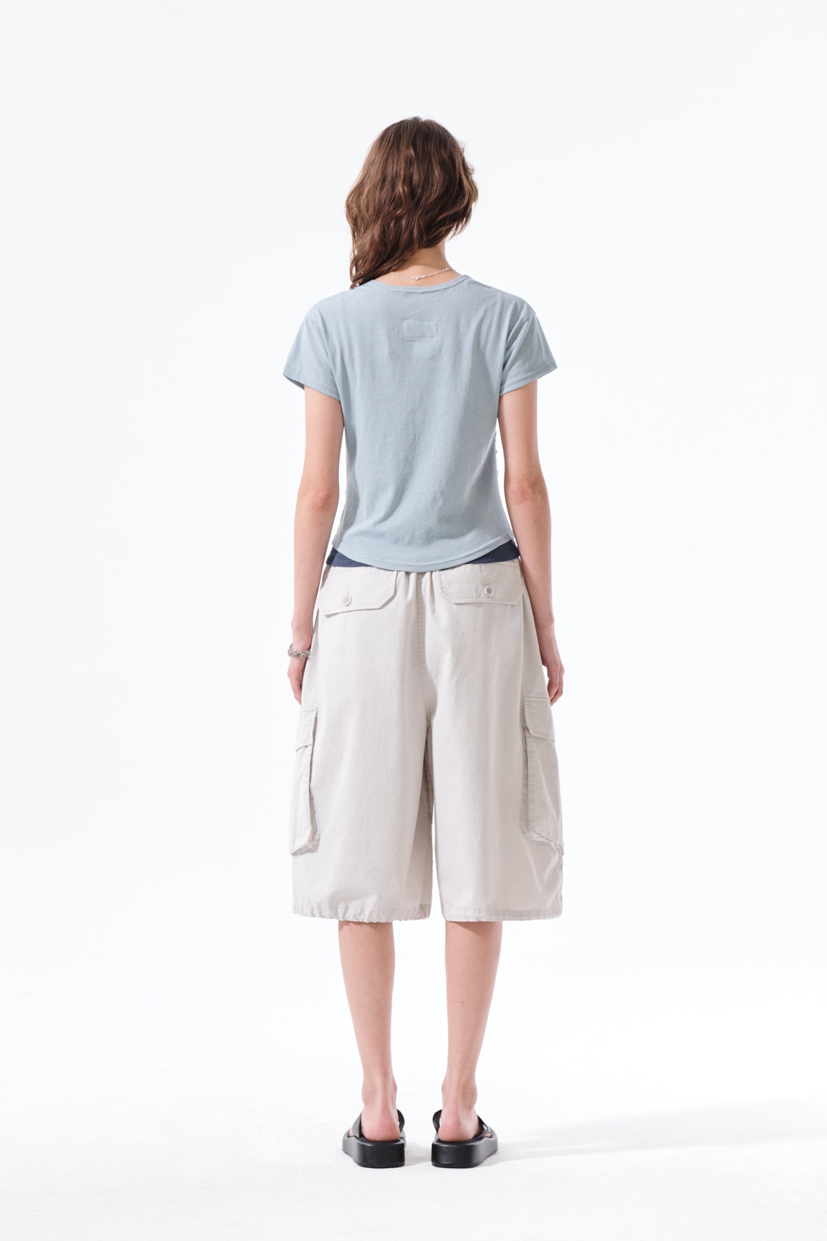 Áo blouse nữ cổ bẻ, tay ngắn, có nút, chi tiết nhún rút, màu xanh nhạt.