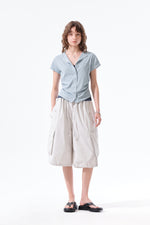 Áo blouse nữ cổ bẻ, tay ngắn, có nút, chi tiết nhún rút, màu xanh nhạt.