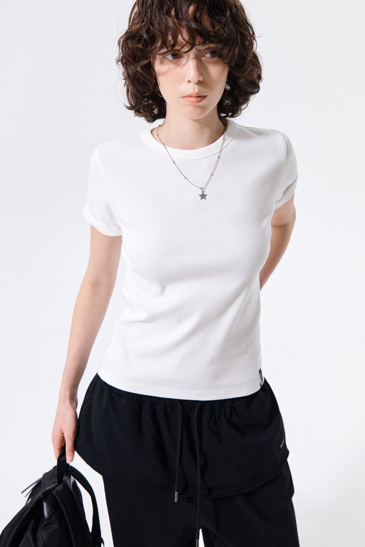 Áo slim fit cổ tròn, tay ngắn, đường may nổi bật, màu ivory.