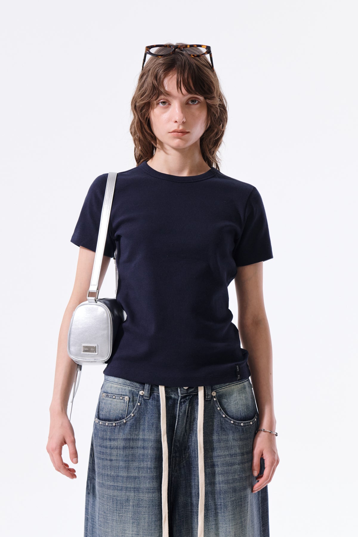Áo slim fit nữ, tay ngắn, cổ tròn, chất liệu cotton, đường may nổi bật.