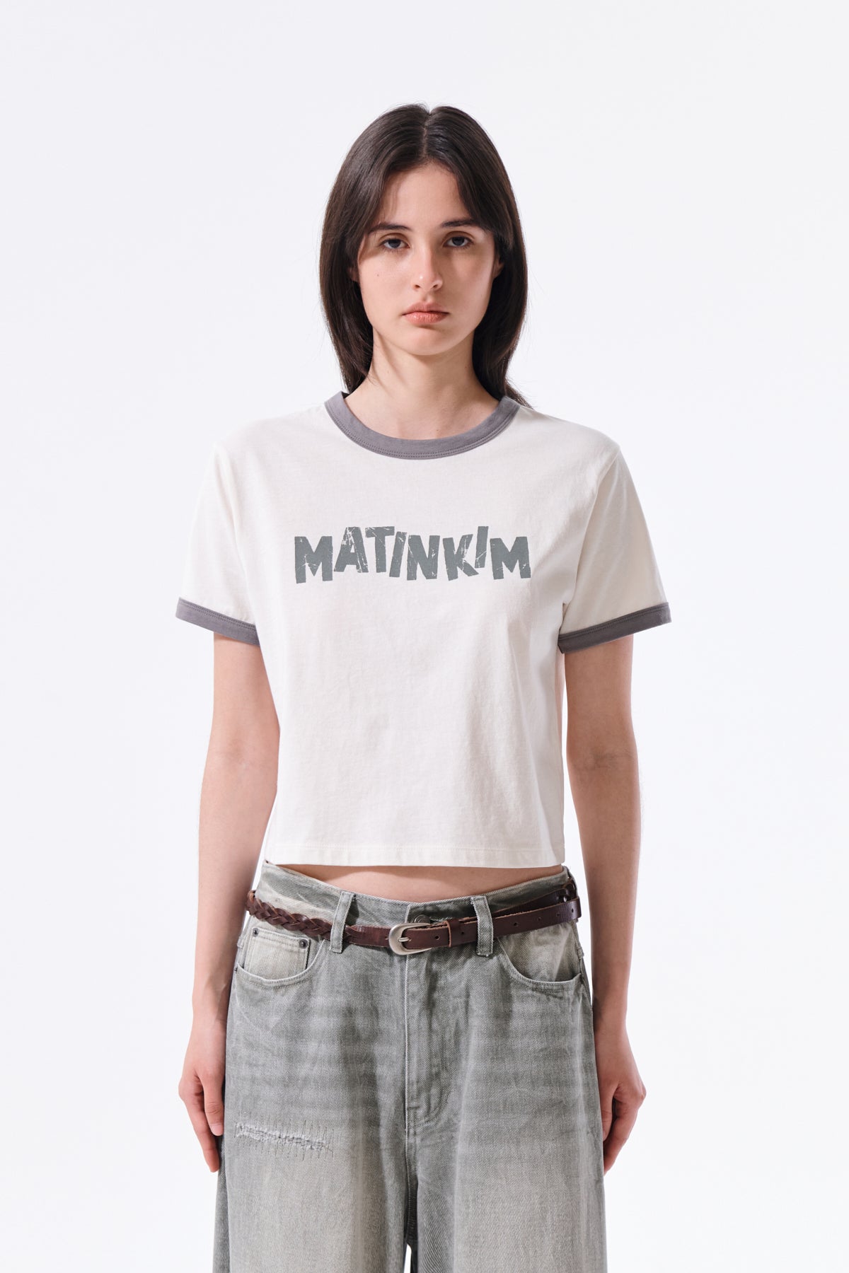 Áo phông nữ cropped với thiết kế logo Matin Kim và viền tương phản.