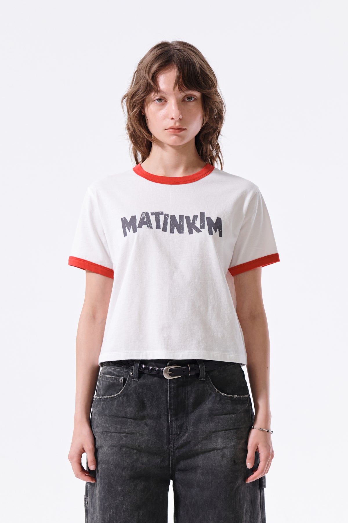 Áo cropped nữ với thiết kế logo và viền tương phản, phù hợp cho thời tiết ấm.