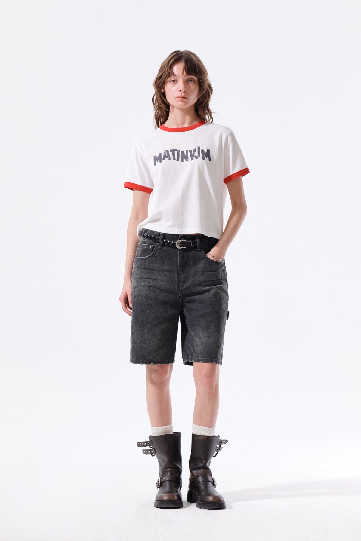 Áo cropped nữ với thiết kế logo và viền tương phản, phù hợp cho thời tiết ấm.