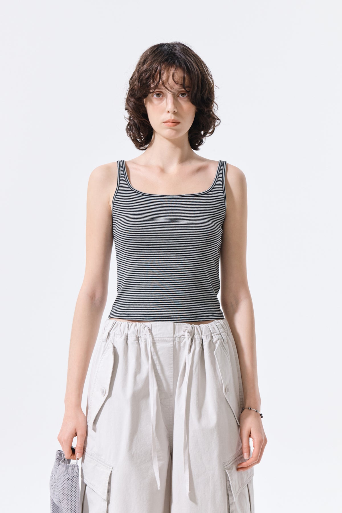 Áo ba lỗ dáng cropped với họa tiết kẻ sọc và cổ vuông, phù hợp cho phong cách thời trang nữ.