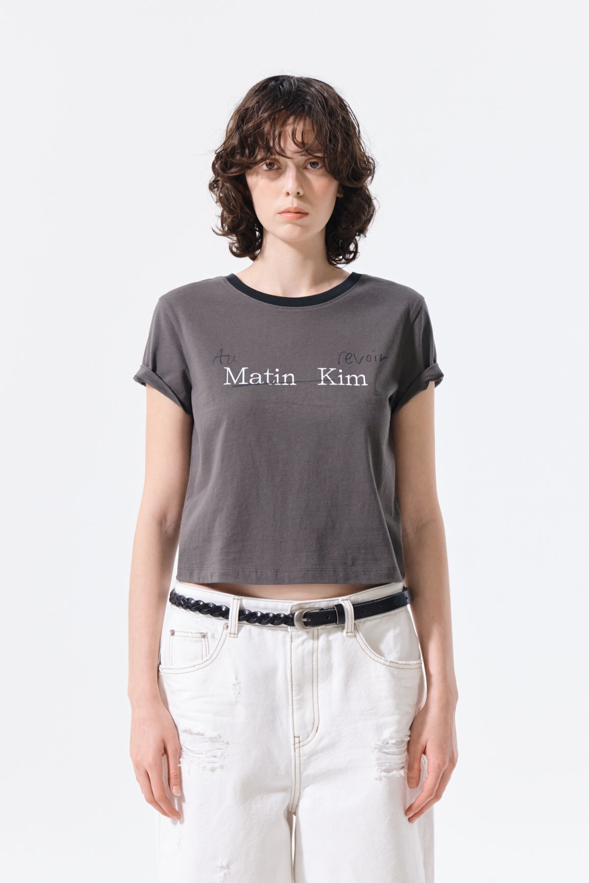 Áo cropped nữ với cổ tròn, tay ngắn và logo Matin Kim, chất liệu cotton mềm mại.